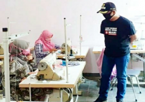 Wakil Bupati Rembang, Bayu Andriyanto memantau kesiapan BLK dalam membuat masker untuk masyarakat.