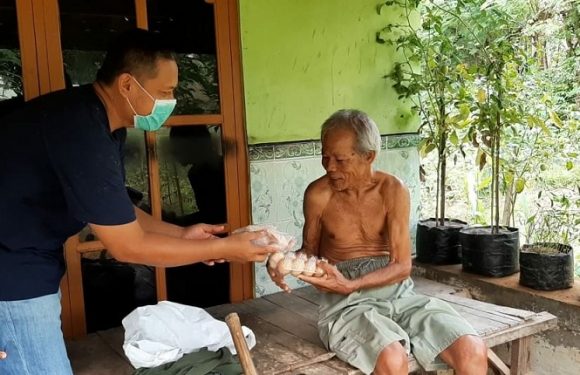 Bagikan Daging Ayam Joper Dan Telur, Kolaborasi Iuran Pegawai Dengan CSR
