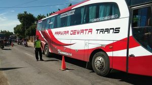 Polisi di Pos Pam Sale memutar balik bus dari Bali tujuan Cirebon, Jum’at pagi (29/05).