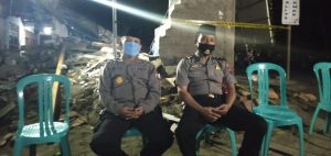 Kapolsek Pamotan, Iptu Rudi Prasetyo dan Iptu Joko Susilo (masker hitam) ikut hadir dalam tahlilan di rumah duka, di Desa Bangunrejo Kec. Pamotan.