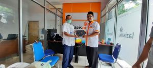 Perwakilan PT. Sukun menyerahkan bantuan untuk anak yatim melalui Lazismu. (Foto atas) Penyerahan bantuan kepada anak yatim di Kantor Lazisnu Rembang, Kamis (14/05).