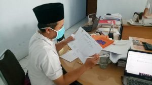Komisioner KPU Kabupaten Rembang, Zaenal Abidin menunjukkan contoh formulir yang akan dibawa PPDP untuk keperluan Pilkada serentak.