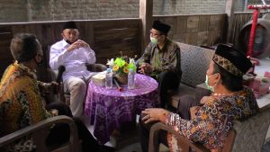 Teten Masduki berbincang dengan Bupati Rembang, Ketua BMT Bus dan pelaku usaha batik.