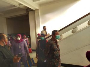 Bakal calon Bupati incumbent, Abdul Hafidz di RS Kariadi Semarang, menjelang pemeriksaan kesehatan. (Foto atas) Bakal calon Bupati, Harno tiba di RS Kariadi Semarang, Selasa (08/09).