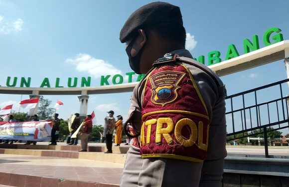 Massa Demo Di Alun-Alun, Tolak KAMI Masuk Rembang
