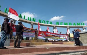 Aliansi Pemuda Rembang Peduli Indonesia, hari Rabu (09 September 2020) menggelar aksi demo di kawasan Alun-Alun Rembang.