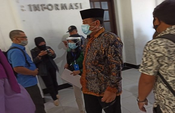 Jalani Tes Kesehatan, Sosok Wanita Ini Terus Nempel Bakal Calon Bupati Dan Wakil Bupati