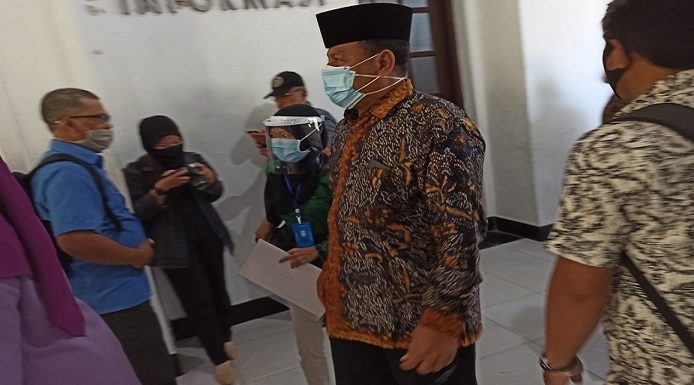 Jalani Tes Kesehatan, Sosok Wanita Ini Terus Nempel Bakal Calon Bupati Dan Wakil Bupati