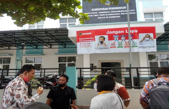 Umi Jazillah Salim Dan Belasan Pekerja Bongkar Muat Datangi Kantor Pelabuhan, Layangkan Keberatan Tertulis