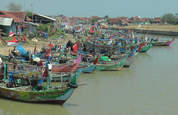Nekat Demi Keluarga : Saat Perairan Rembang Sepi Hasil, Cara Ini Dilakukan Nelayan Tunggulsari