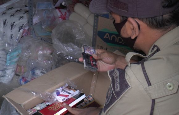 Penjual Rokok Ilegal Ini Punya Cara Ekstrim Sembunyikan Barang, Akhirnya Ketahuan Juga