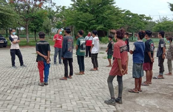 Cara Tegas Satpol PP Minimalkan Anak Punk, Dari Cukur Gundul Hingga Bakar Pakaian Kumal