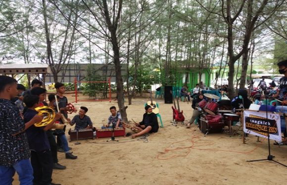 Sentuhan Baru Di Pantai Karangjahe, Kombinasikan Thong-Thong Lek Dengan Musik Band