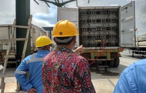 Suasana pengisian gas yang dialirkan dari sumur gas Desa Krikilan, Kecamatan Sumber, Kabupaten Rembang.