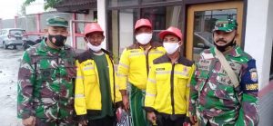 Tiga ABK yang selamat mengenakan topi dan jaket PT. Semen Indonesia, setelah mereka diselamatkan oleh crew kapal PT. Semen Indonesia.