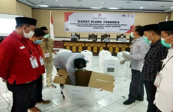 Pilkada Rembang : Sirekap Gangguan, Rekapitulasi Suara Gunakan Cara Manual. Sore Ini Diskors