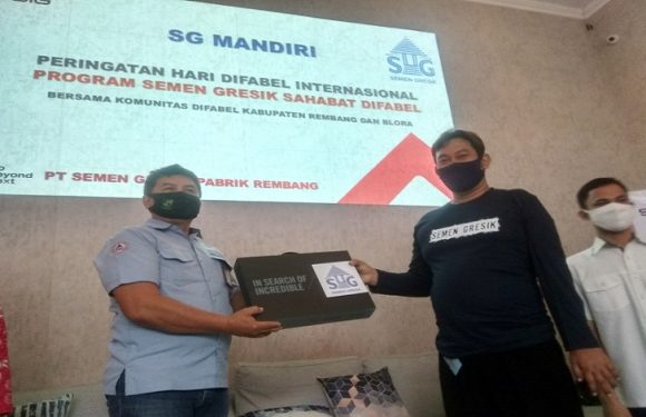 Semangat Kemandirian Di Hari Disabilitas Internasional, Semen Gresik Bantu Laptop