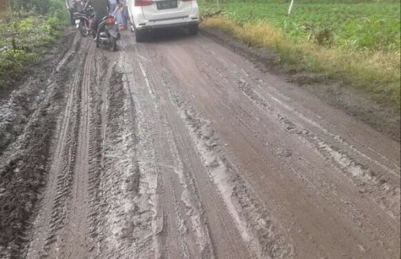 Jalan Licin Berlumpur Kerap Memicu Pengendara Motor Kecelakaan, Pihak DPU Berikan Tanggapan
