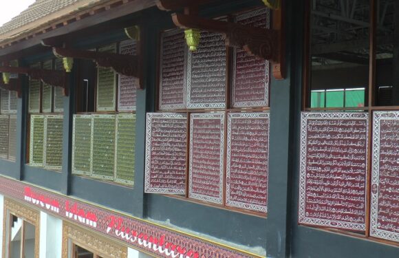 Beragam Keunikan, Dibalik Kisah Membuat Ratusan Jendela Berisi Ayat-Ayat Alqur’an