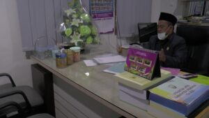 Supadi, Ketua DPRD Rembang saat berada di kantor. (Foto atas) Supadi sibuk di sawah miliknya, sebelah timur Desa Banowan, Kecamatan Sarang.
