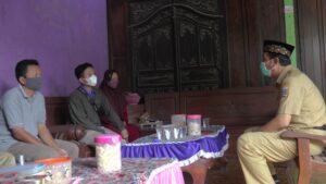 Bupati berbincang dengan anak-anak korban Alm. Anom Subekti, Senin (15/02). (Foto atas) Bupati Rembang, Abdul Hafidz menyerahkan santunan kepada keluarga korban. 