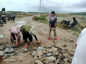Kepala Desa Trahan, Tunikah bersama masyarakat bergotong royong memperbaiki akses jalan yang putus terkena ombak.