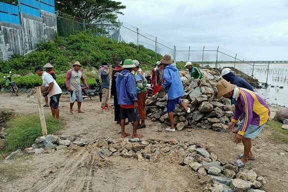 Jalan Sempat Putus, Warga Lakukan Penanganan Darurat