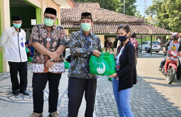 Ribuan Paket Lebaran Dibagikan, Kelompok Warga Ini Menjadi Prioritas Utama