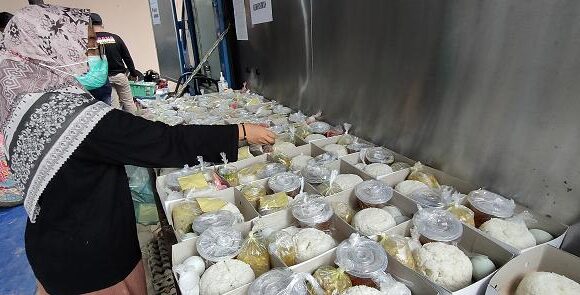 Siaga Di Dapur Umum, Yuk Intip Menu Makanan Untuk Penghuni Isolasi Mandiri Terpusat