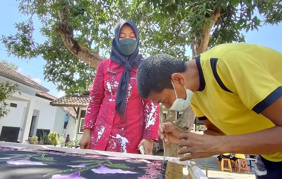 Sisi Lain Melatih Membatik Eks ODGJ, Hasilnya Keren Banget