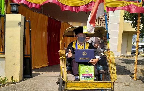 Tampil Beda, Kedatangan Aulia Di Tempat Wisuda Langsung Menyedot Perhatian