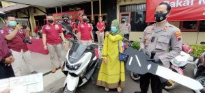 Wakapolres Rembang, Kompol Adimas Purwonegoro Sugeng Eko menyerahkan sepeda motor Yamaha N Max kepada Siti Aminah, baru-baru ini.