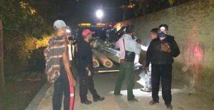 Petugas Perhutani dari jajaran KPH Mantingan mengamankan barang bukti motor dan kayu jati, dalam penyergapan di wilayah Candisari – Pamotan. (Foto atas) Barang bukti kapak dan gergaji.