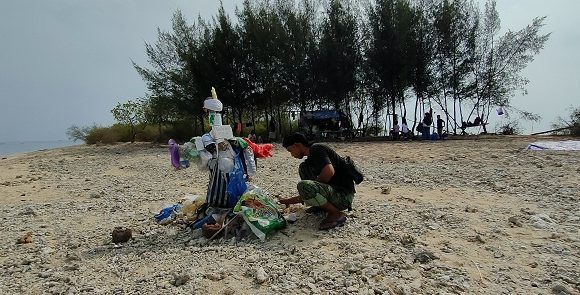 Manusia Sampah Akhirnya Dibakar, Kampanye Unik Ala Sutejo