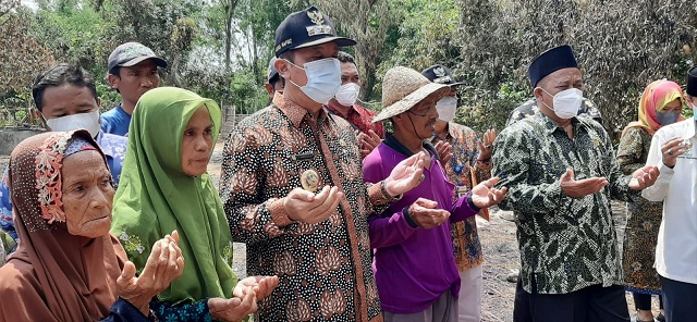 Tinggal Sementara Di Tenda BPBD, Bupati Kunjungi Khumaidi