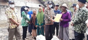 Bupati Rembang, Abdul Hafidz menyerahkan bantuan kepada korban kebakaran warga Desa Banowan, Kecamatan Sarang, hari Kamis (21/10).