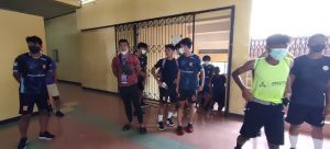 Pemain PSIR Rembang bersiap kembali ke hotel, setelah pertandingan melawan Persibat Batang, Jum’at siang (05/11).