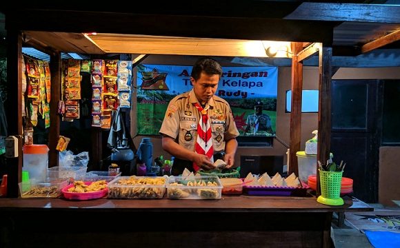 Kecintaannya Dengan Pramuka, Membuat Angkringan Ini Terasa Berbeda