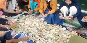 Para relawan menghitung uang hasil penggalangan dana untuk korban Semeru, Jum’at (10/12).