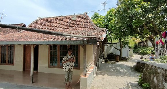 Meski Hanya 1 KK, Titik Dan Suami Nikmati Kedamaian Natal Di Kampung Terwangi