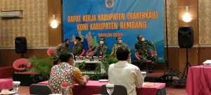 Rapat kerja kabupaten KONI. (Foto atas) Ketua Umum KONI Kabupaten Rembang, Vivit Dinarini Atnasari menyampaikan paparan, Kamis (30 Desember 2021).