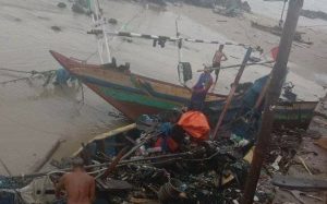 Perahu tenggelam di Desa Karangmangu, Kecamatan Sarang, akibat hantaman ombak besar. Hari Minggu (05/12), nelayan melakukan evakuasi.