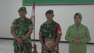 Serka Suyuthi (tengah) usai menerima penghargaan dari Komandan Kodim Rembang. (Foto atas) Serka Suyuthi memperoleh penghargaan dari Kasad di Mabes TNI Angkatan Darat.