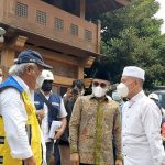 Menteri Pekerjaan Umum Dan Perumahan Rakyat (PUPR), Basuki Hadimuljono (topi biru) mengunjungi kawasan penataan Kota Pusaka Lasem, Minggu (02/01).