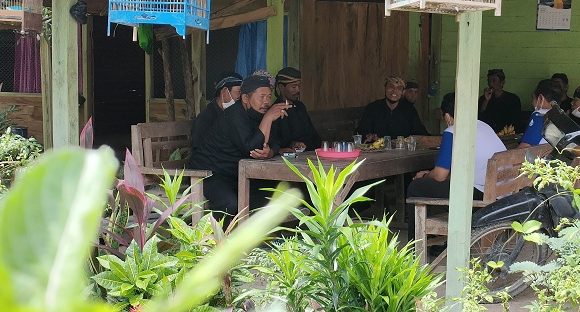 Arti Dibalik Pakaian Hitam-Hitam Warga Samin Klopoduwur Blora