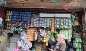 Pihak Dinas Indagkop Dan UKM Kab. Rembang terus memantau perkembangan distribusi minyak goreng di pasar-pasar tradisional.