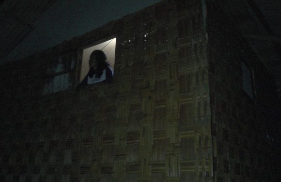 Hidup Sendirian Di Tengah Hutan, Tenaga Surya Jadi Andalan