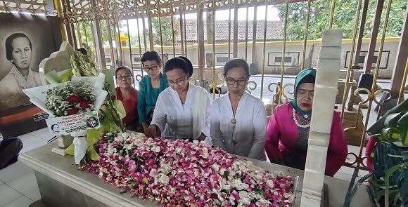 Komunitas Unik, Setiap Hari Memakai Kebaya!! Diungkap Alasannya