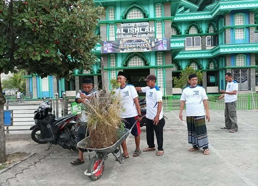 Melihat “Gambyaknya” Masjid Besar Al-Ishlah Kragan, Bersama Wings Care