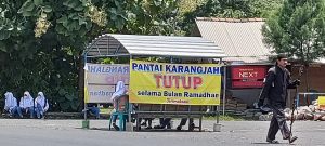 Pengumuman di akses jalan masuk, bahwa Pantai Karangjahe tutup selama Ramadhan. (Foto atas) Pantai Pasir Putih Wates sudah buka, pasca 3 hari di awal Ramadhan.